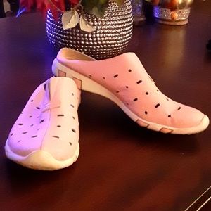 Berne Mev NY pink leather cut out mules pink/white soles elastic V size 8 EUC…